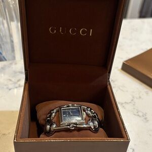Gucci: NEW Silver stainless Signoria style women’s watch with tags and manual